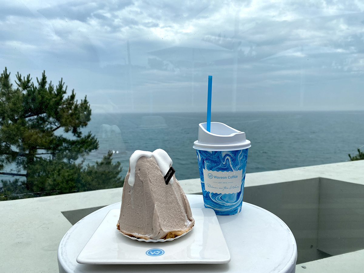 ウェーブオンコーヒー全景、3階からの釜山の海と空の広がりを見渡せる絶好のビュー