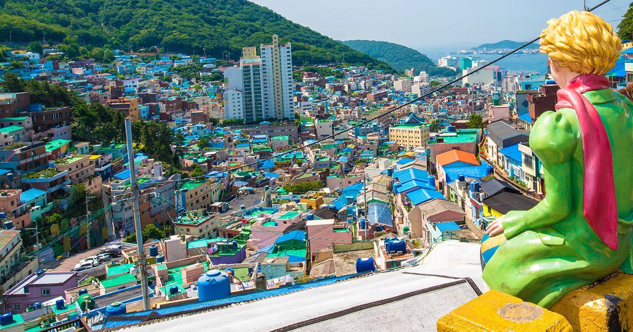วิถีชีวิตและสีสันของหมู่บ้าน Gamcheon เมืองปูซาน ประเทศเกาหลีใต้ แสดงให้เห็นถึงบ้านหลากสีที่มีการจัดเรียงกันอย่างมีเอกลักษณ์ท่ามกลางทิวเขาเป็นผลจากการพัฒนาชุมชน การเดินเท้าชมวิถีชีวิตของชาวบ้านพร้อมสัมผัสวัฒนธรรมท้องถิ่นเป็นประสบการณ์ที่น่าสนใจสำหรับนักท่องเที่ยว.