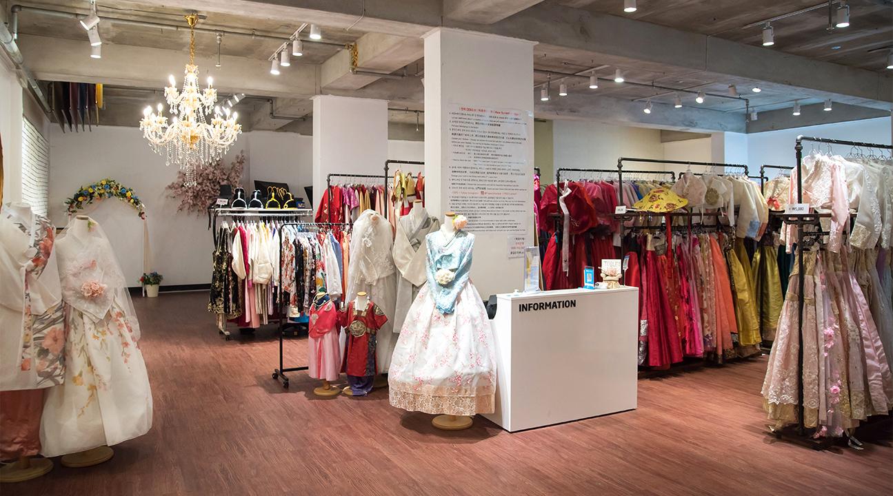花様韓服店の内部、色とりどりの韓服が展示されているショップの雰囲気が感じられます。