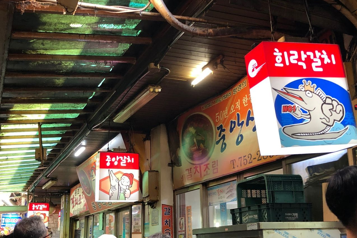 南大門市場內的帶魚攤位，店主們熱情忙碌地招待來此尋找美味的顧客。