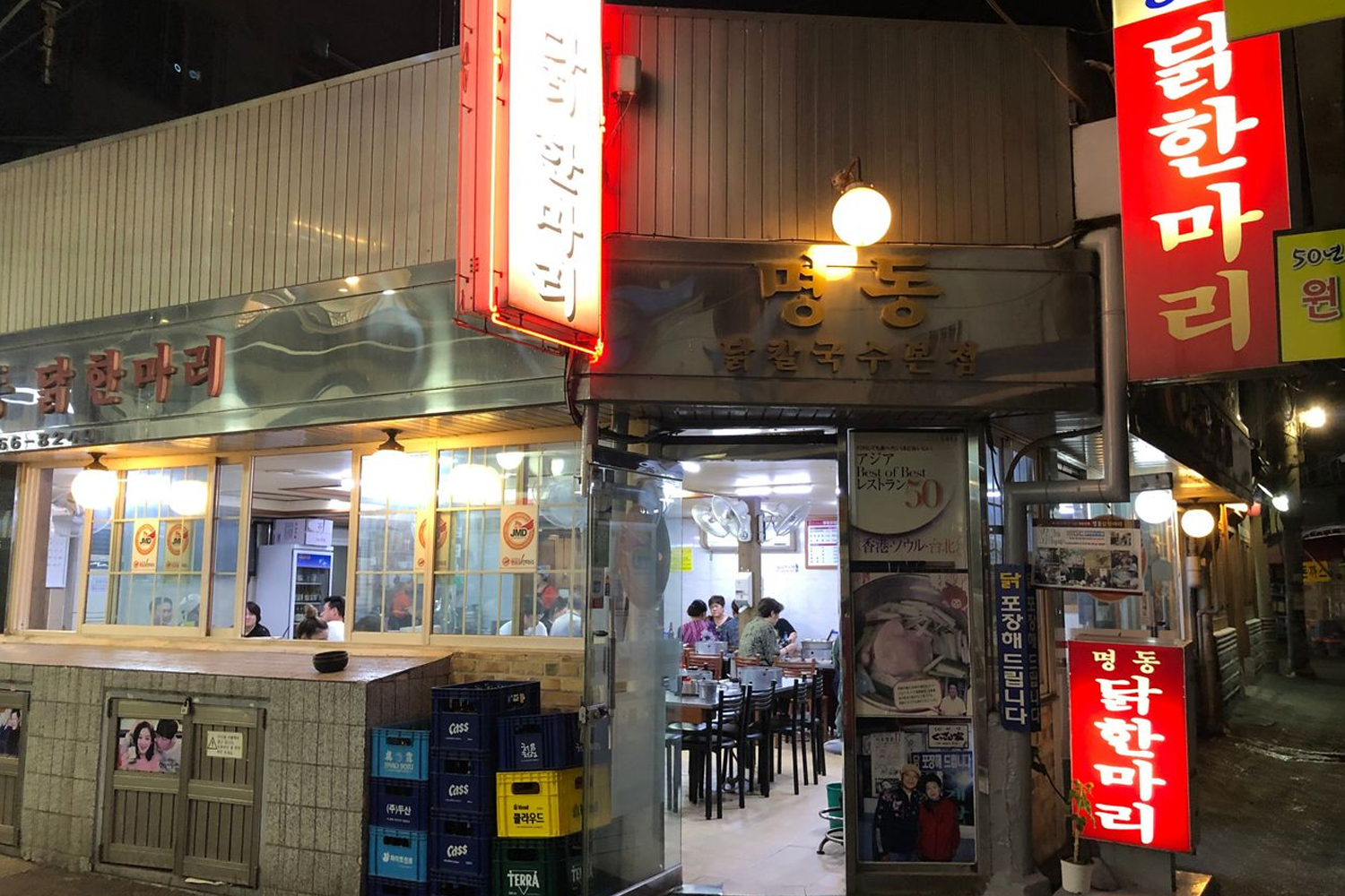 一鍋傳統的刀什麼雞，這是東大門之名的小吃之一，湯底清淡，雞肉滑嫩，清爽而可口。