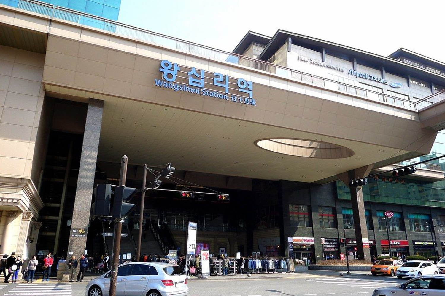 往十里站附近，標誌性的韓文與英文展板高掛，附近聚集了許多當地的小吃攤位。