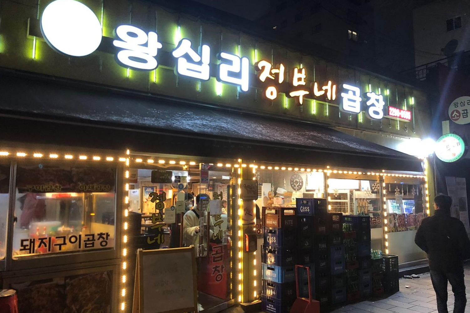 豐富的韓式燒烤大餐，主要是烤腸和辣炒腸，熱鬧聚餐的氛圍讓此處成為美食愛好者的樂園。