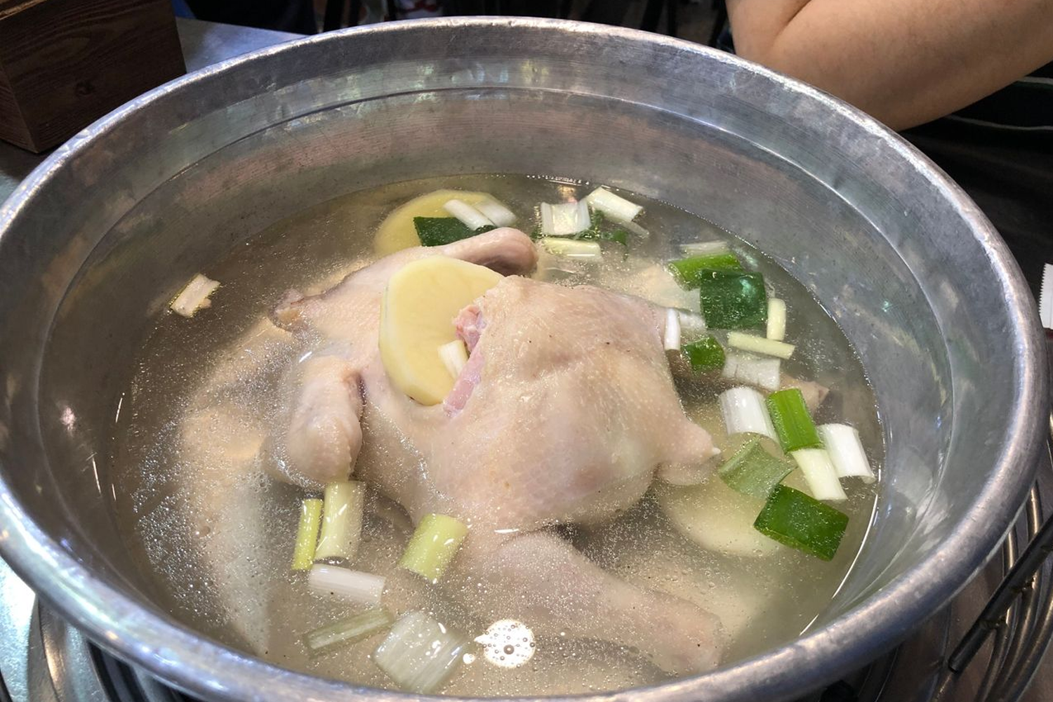 晚上的往十里地區街景，行人穿梭並享受著小吃，成為享受美食與城市氛圍的好去處。