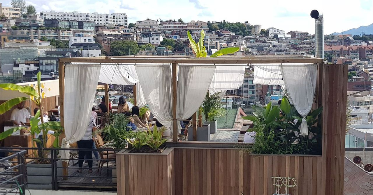 梨泰院的餐饮景观，城市街景与美食体验结合