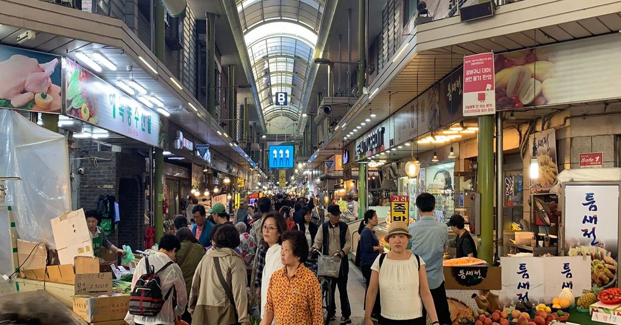 望远市场的人群与商店，展示韩国传统集市的繁忙景象