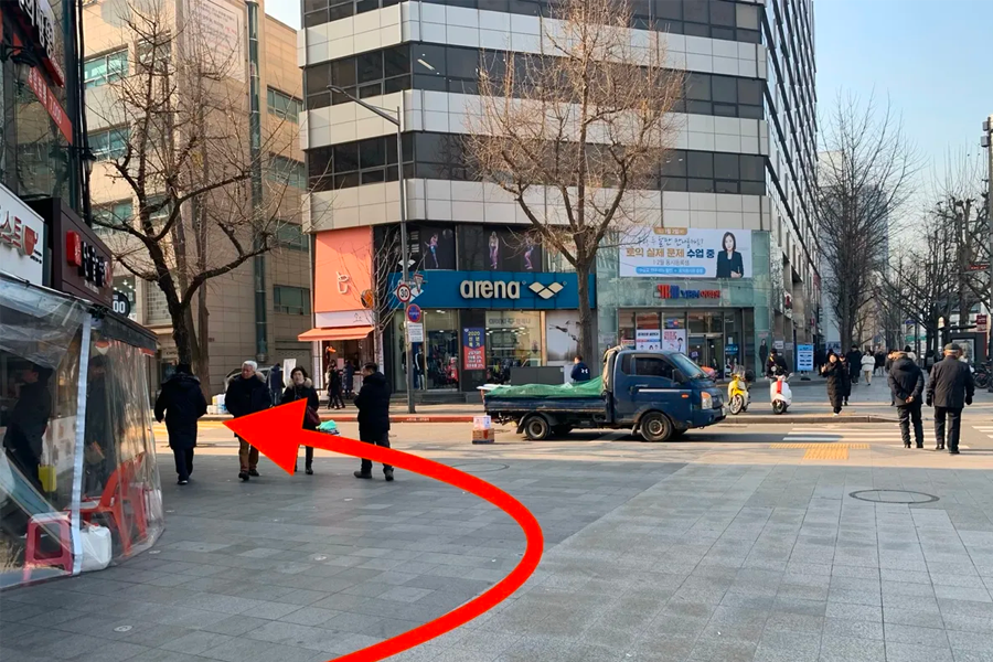 韓國首爾鐘路3街十字路口的行人，右轉後可抵達聖經餃子店。