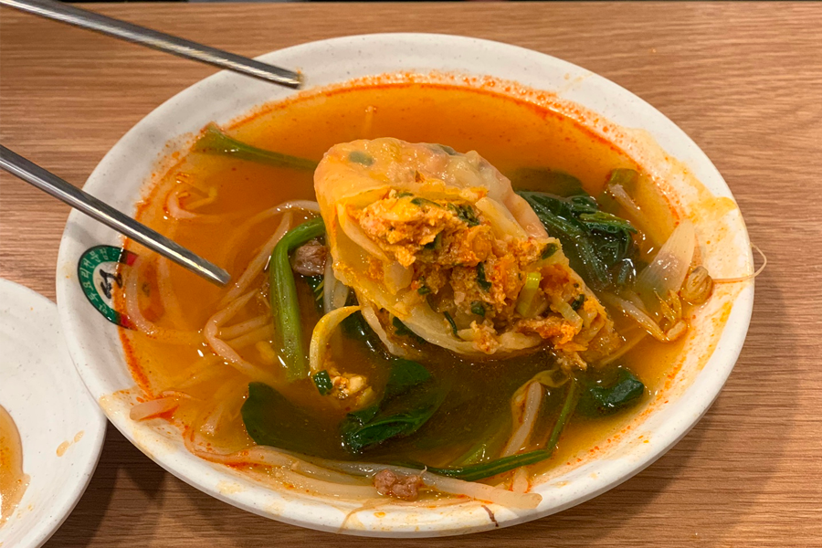 韓國首爾聖經餃子店，蘸醬的泡菜口味大餃子，外皮薄脆，內餡豐富。