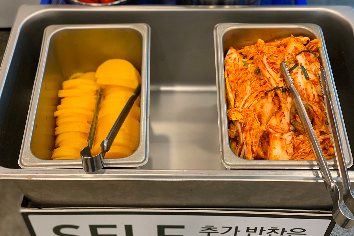 聖經餃子料理專門店的自助小菜區，顧客可以自行添加小菜。