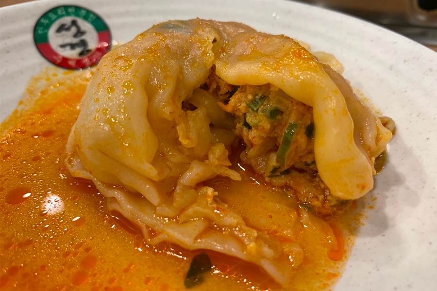 韓國首爾聖經餃子店的泡菜內餡餃子，薄皮裹著豐富肉餡，清爽可口。