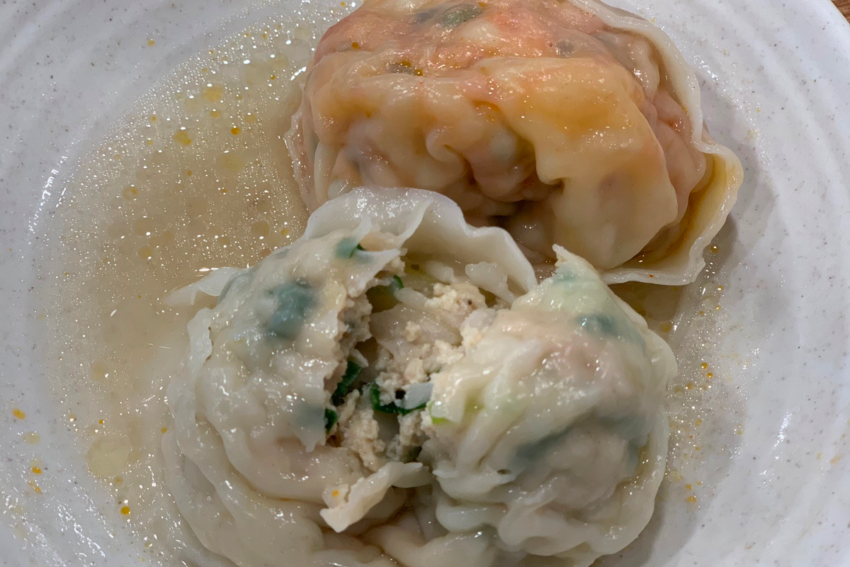 蓋上蓋子的韓國熱鍋，上升的蒸汽覆蓋在鍋蓋上，使鍋內食材顯得隱約而美好。