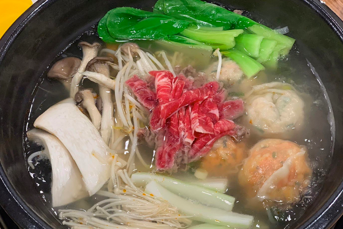 兩顆巨大的韓式饅頭被切開，露出豐富的內餡和肉類，展現了韓國餃子的美味特點。