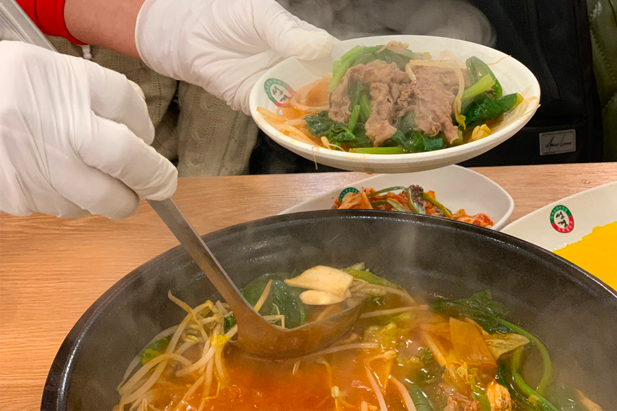 韓國首爾聖經餃子店的紅湯餃子鍋的新鮮食材，下鍋煮熟製作美味餐點。