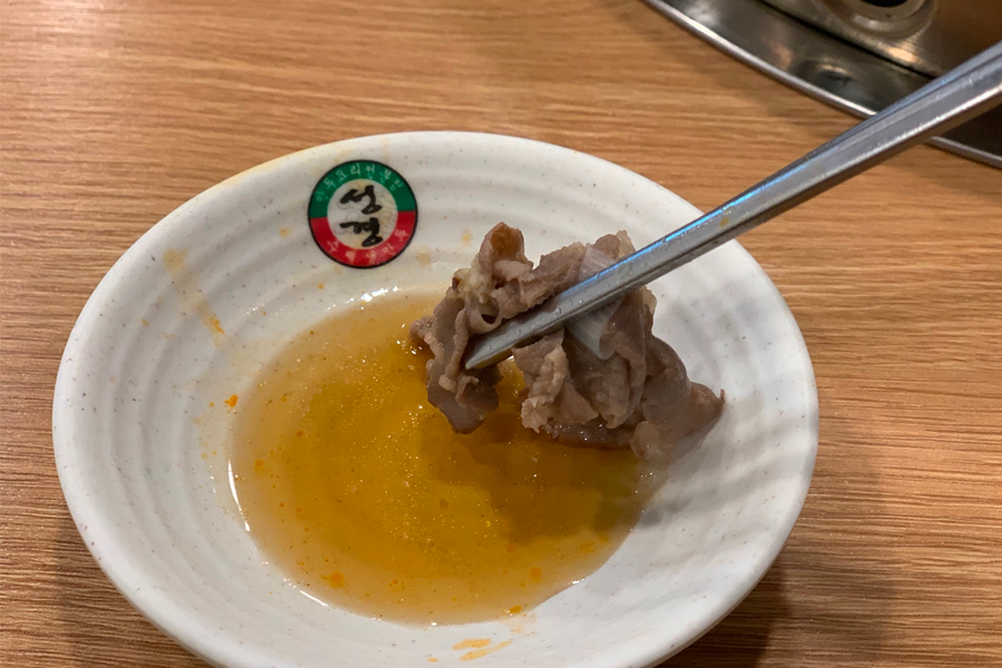 韓國首爾聖經餃子店的白湯餃子鍋，湯汁鮮香，泡菜餃子魅力十足。