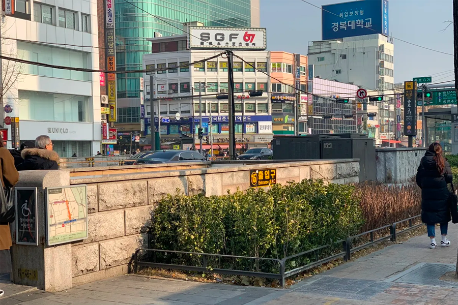 韓國首爾鐘路3街地鐵站附近的出口，通往聖經餃子店的便利路線。