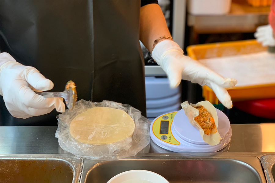 韓國首爾聖經餃子店的白湯餃子，豬肉片蘸香醬油，酸甜可口。