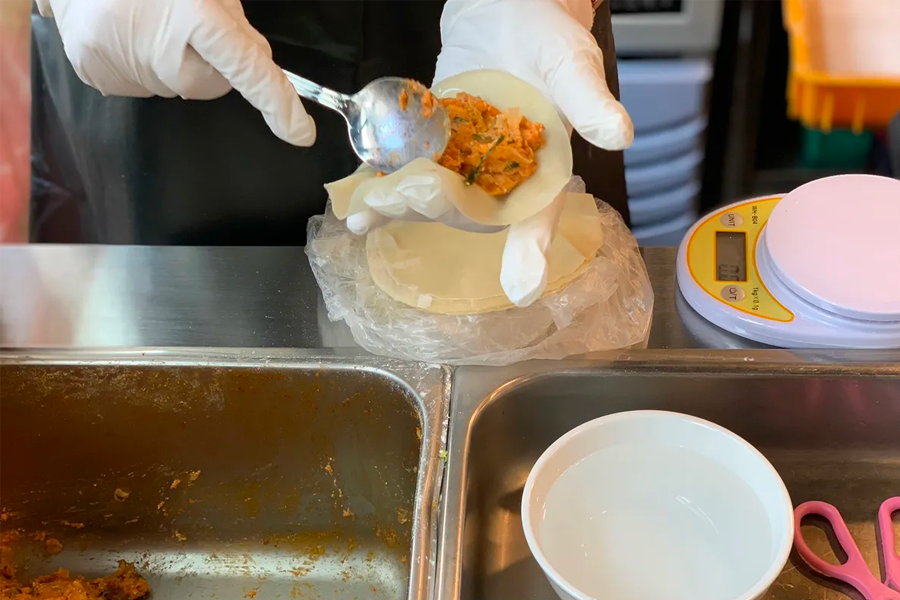 韓國首爾聖經餃子店的白湯餃子，手工餃子加入醬油蘸著食用，味道清爽。