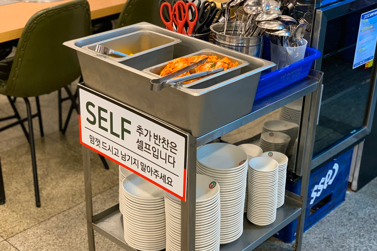 同樣是聖經餃子餐廳內部的餐桌擺設和熱鬧的用餐氛圍。