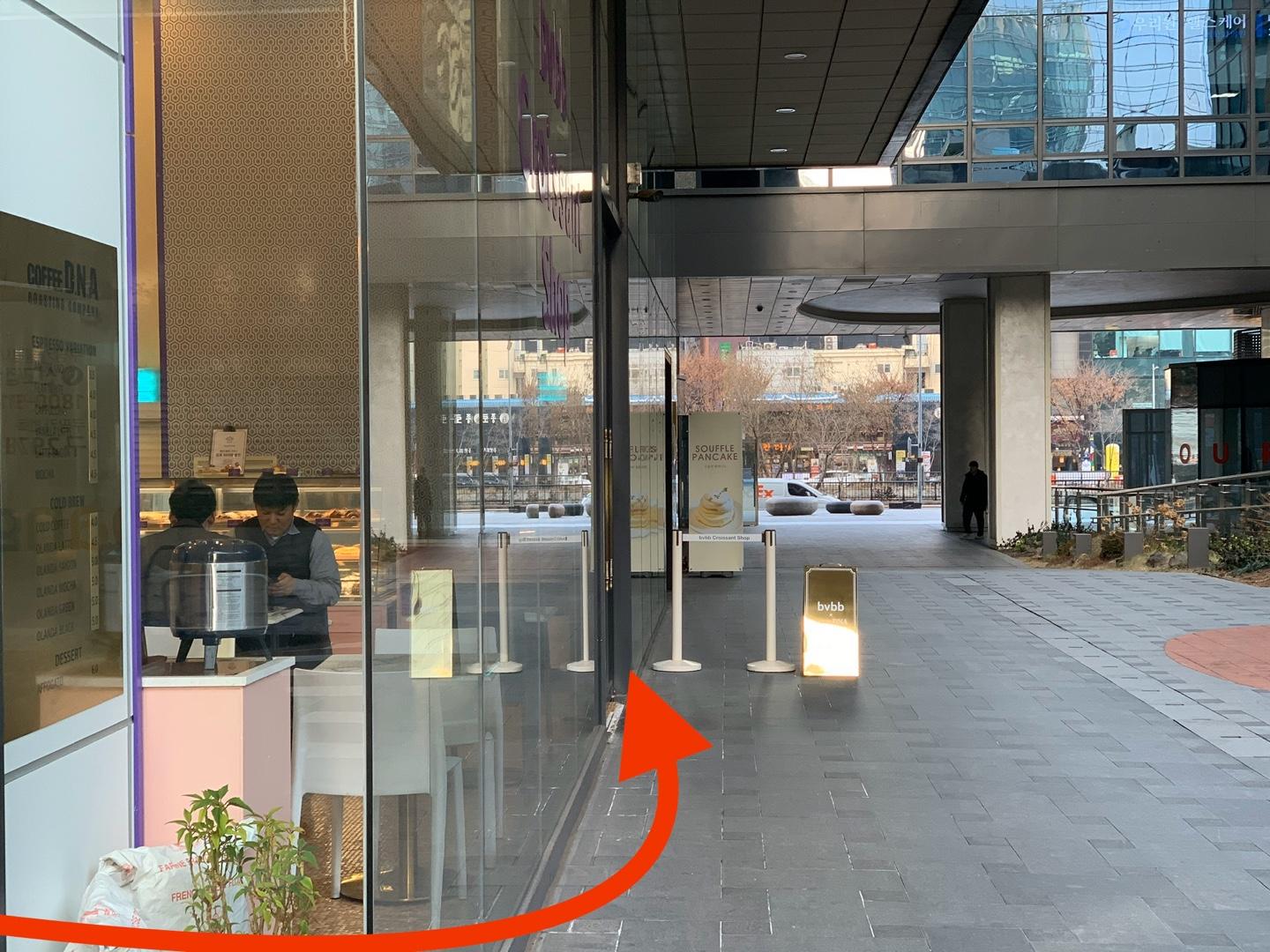 首爾乙支路的BVBB咖啡廳入口與方向指南