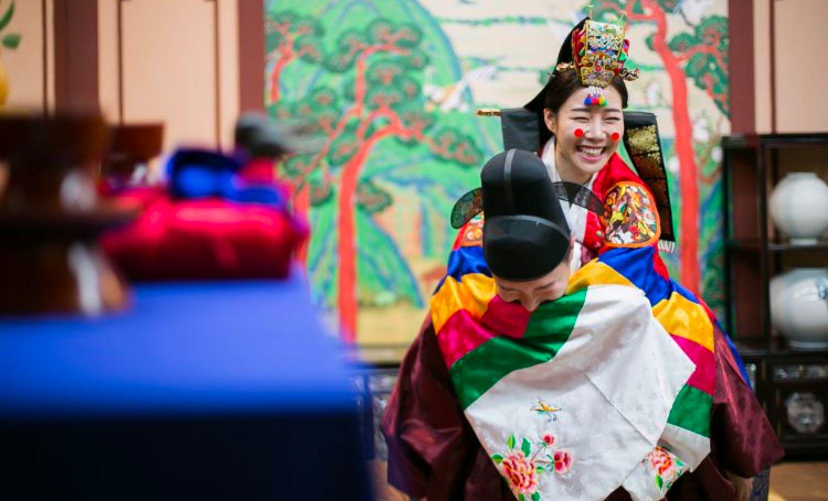 Trải nghiệm đám cưới truyền thống Hàn Quốc ở Insadong siêu thú vị