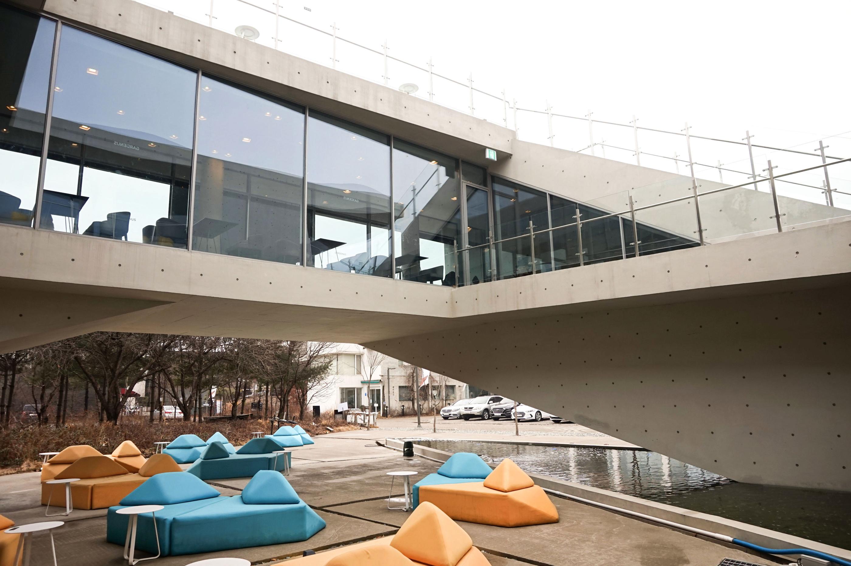 Aussicht auf das moderne Galerie-Café GARDENUS in Paju mit einzigartigem architektonischem Design.