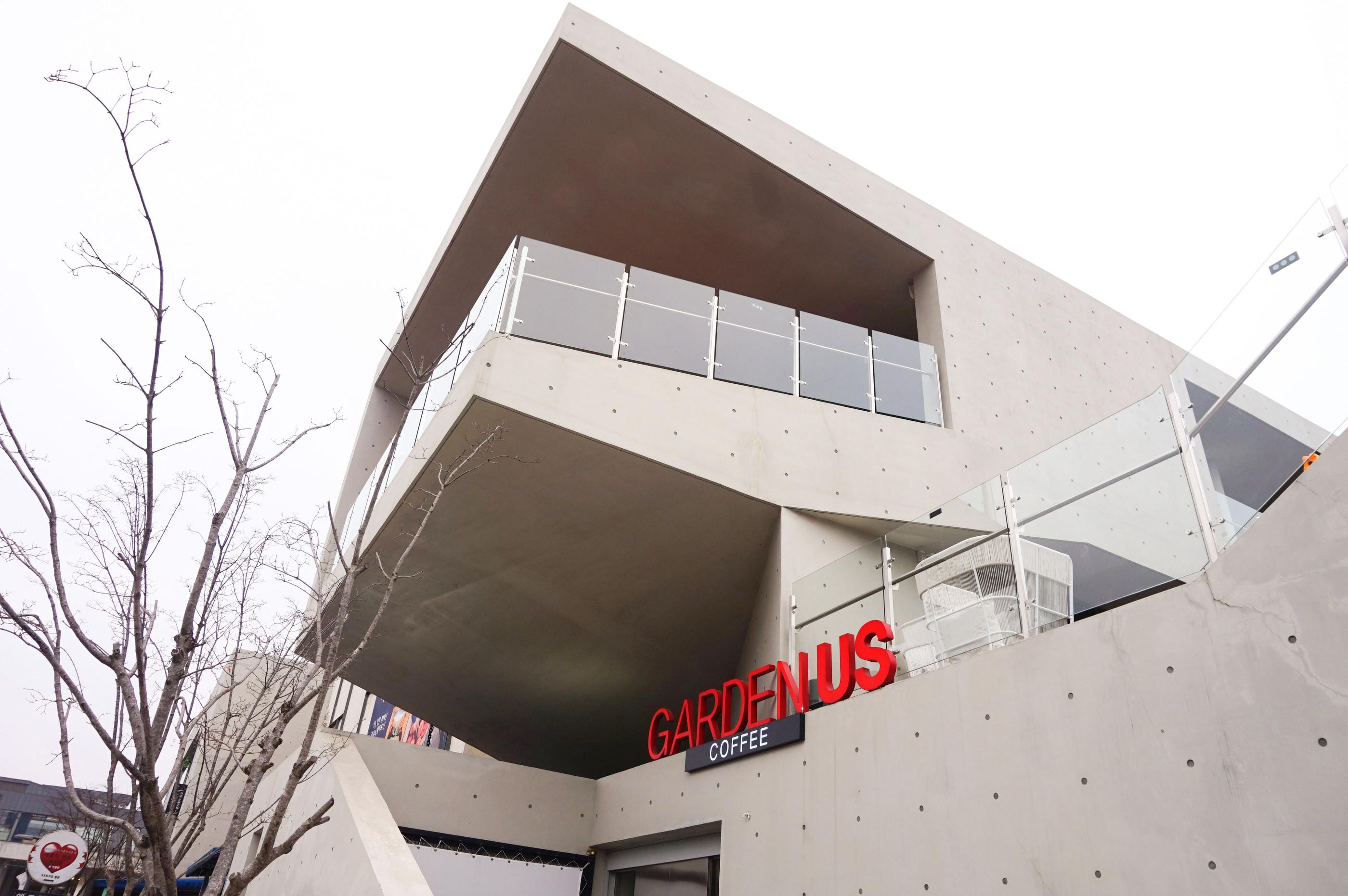 Architektonische Fassade von GARDENUS in Paju, die moderne Designlinien und elegante Struktur betont.