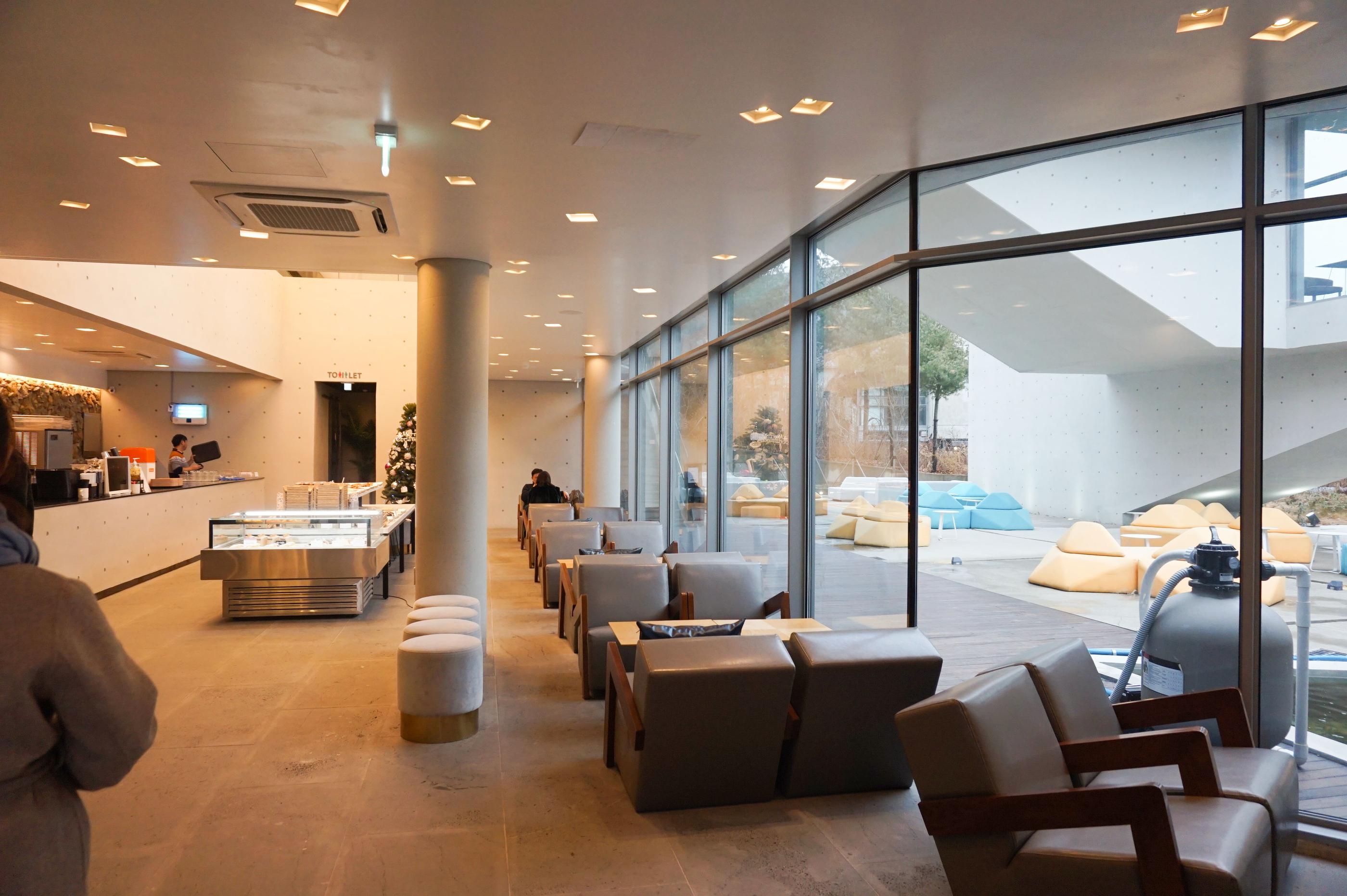 Innenansicht des GARDENUS Cafés in Paju mit stilvoller Einrichtung und einem modernen Gebäckbereich.