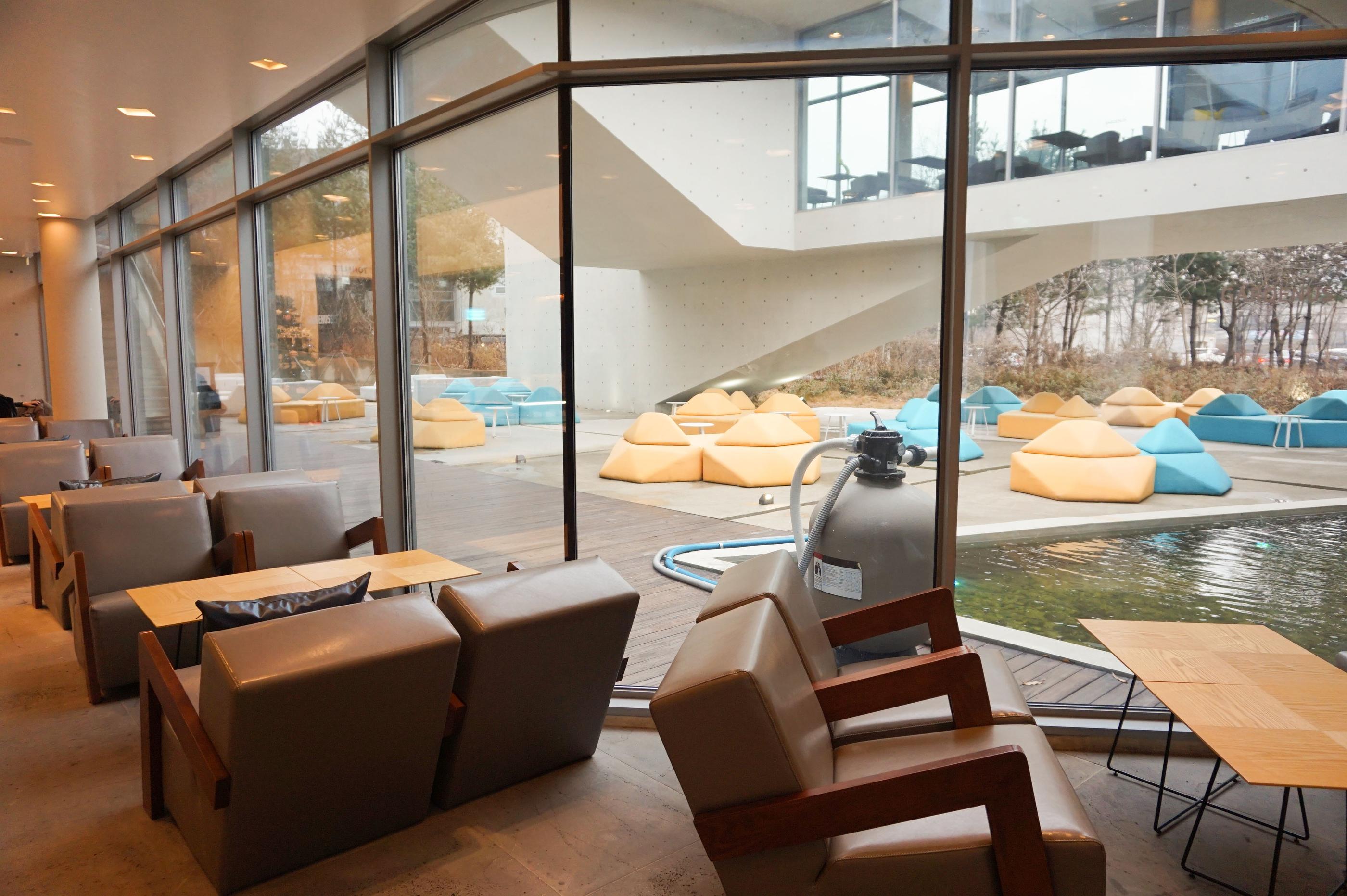 Gebäckvitrine im GARDENUS Café in Paju mit verschiedenen Köstlichkeiten und modernem Ambiente.