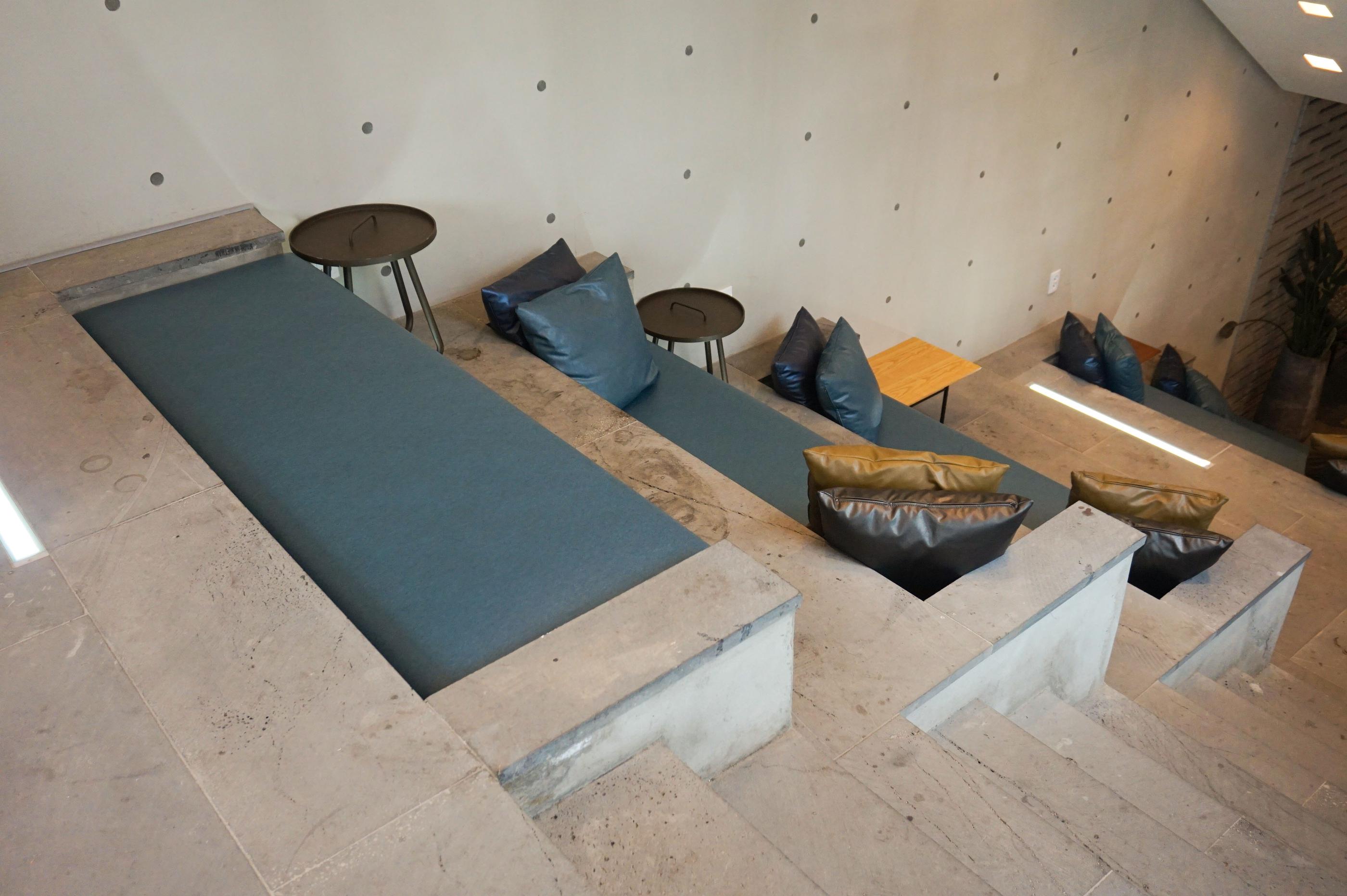 Innenraum des GARDENUS Café in Paju, der stylische und komfortable Sitzmöglichkeiten bietet.