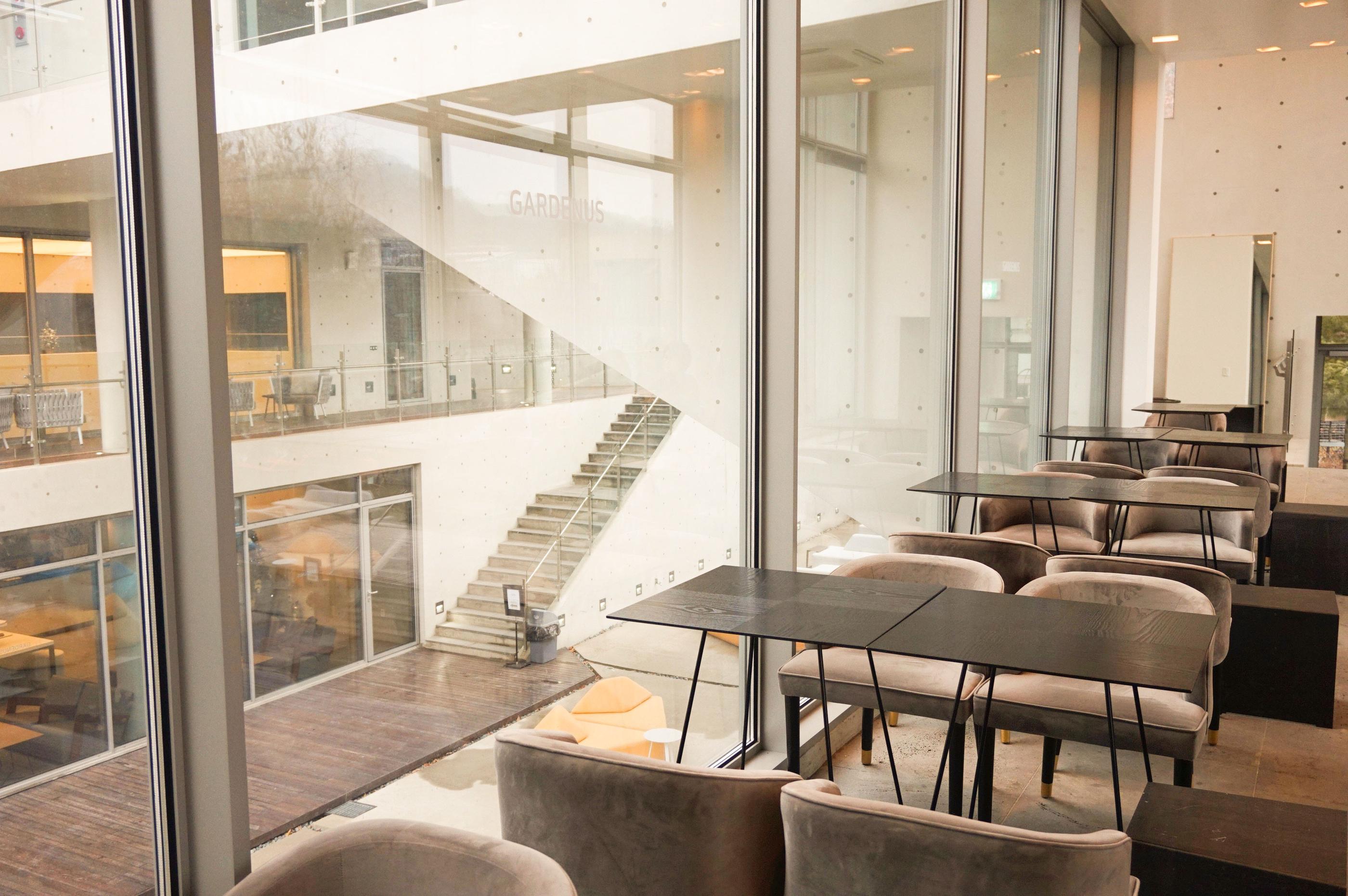 Sitzmöglichkeiten auf den Treppen im GARDENUS Café in Paju, die eine kreative Nutzung des Raumes zeigen.