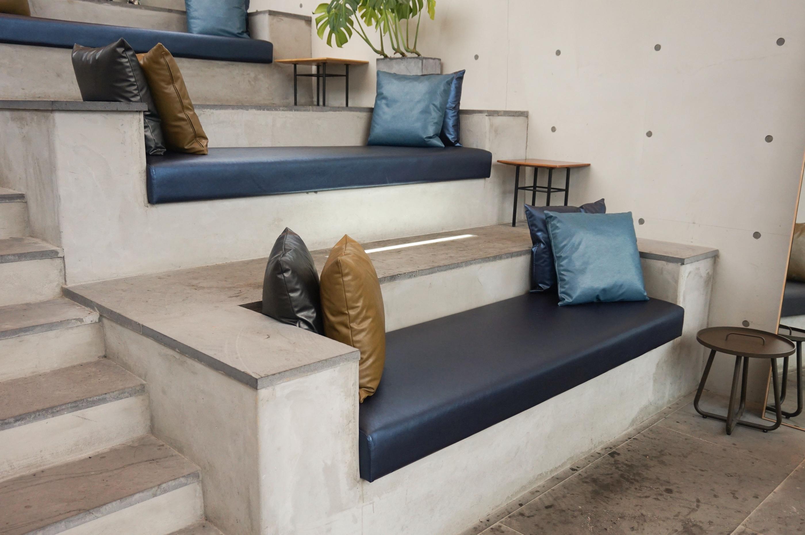 Überblick über das Treppen- und Sitzbereich-Design im GARDENUS Café in Paju.