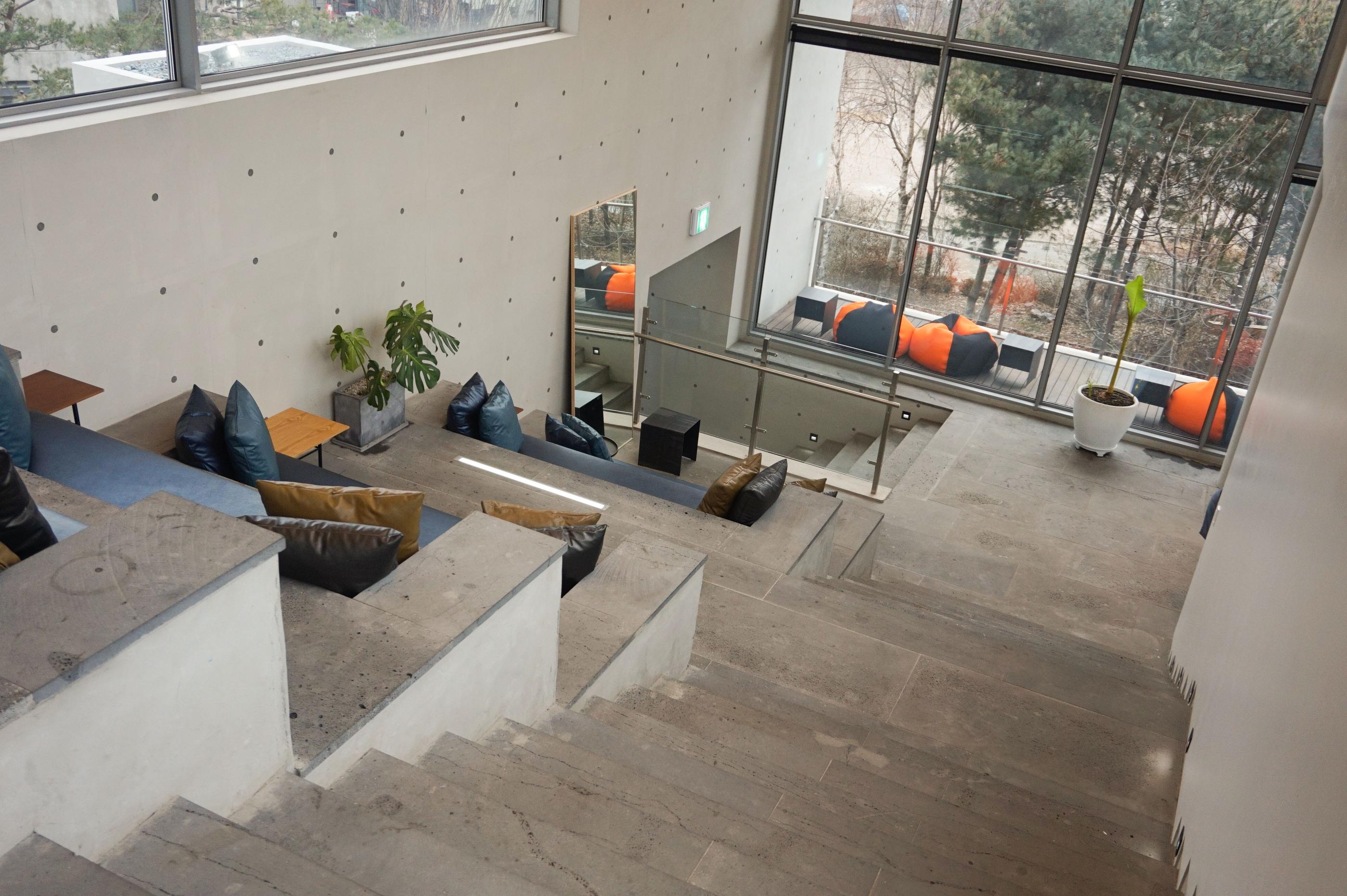 Außenterrasse im zweiten Stock des GARDENUS Cafés in Paju mit stilvoll platzierten Sitzsäcken.