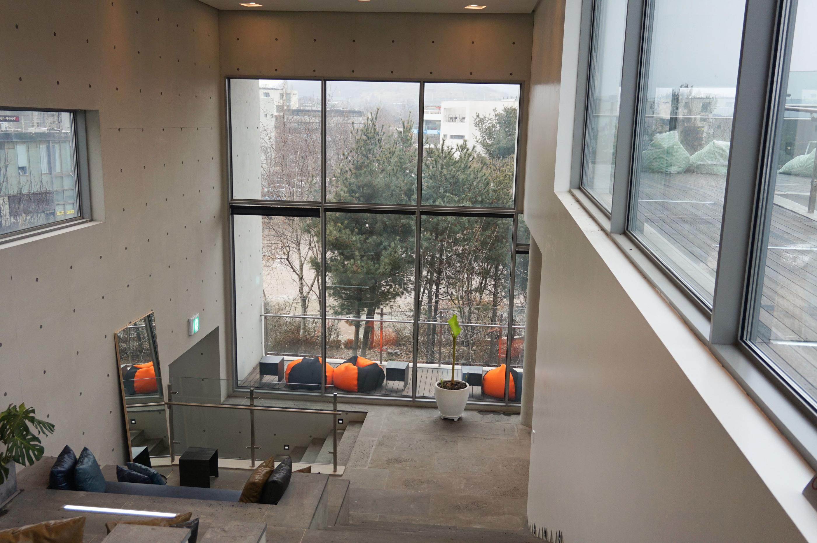 Halloween-inspirierte Außenterrasse im zweiten Stock des GARDENUS Cafés in Paju.