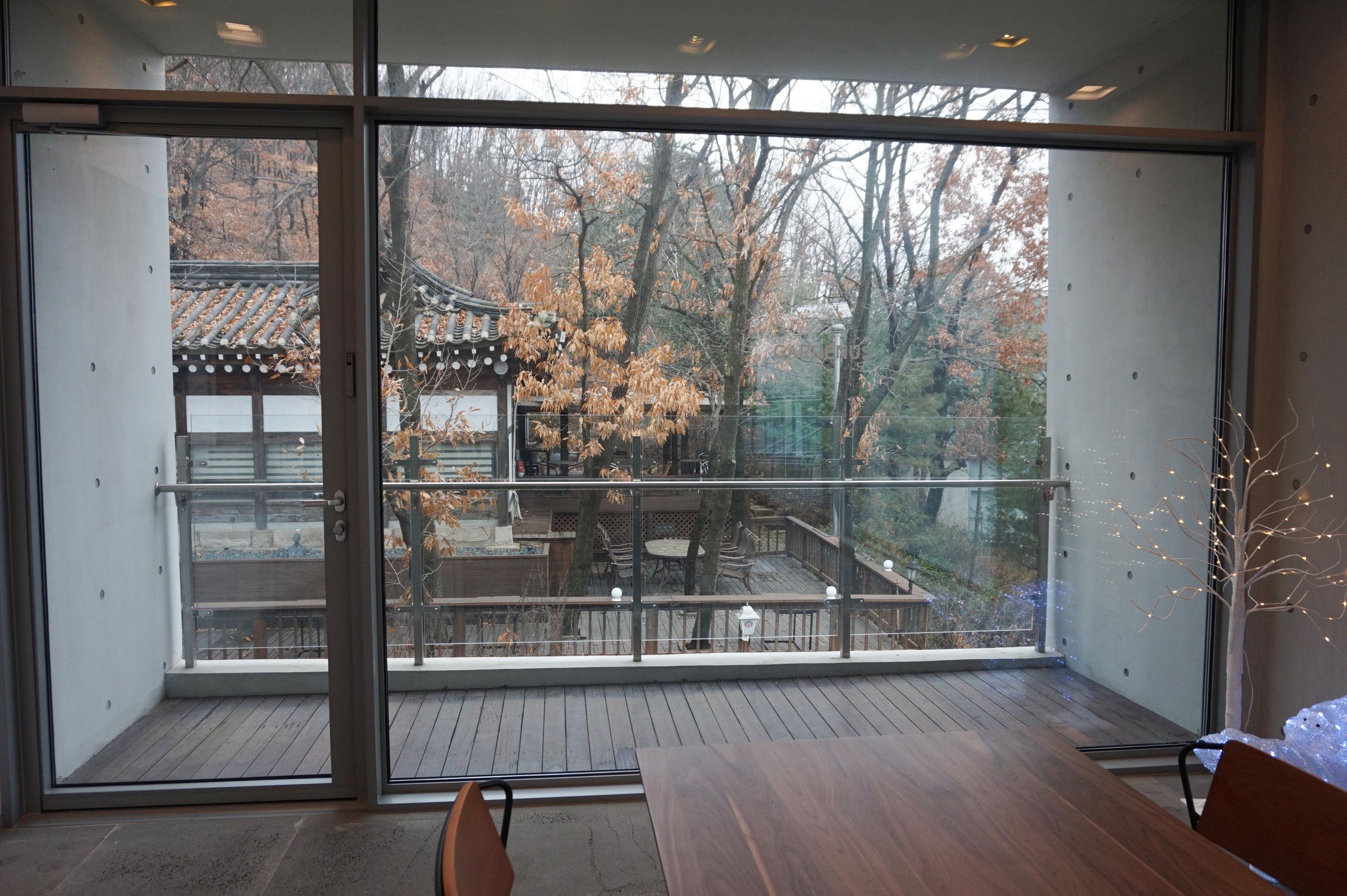 Künstlerische Ausstellung und moderner Sitzbereich im dritten Stock des GARDENUS in Paju.