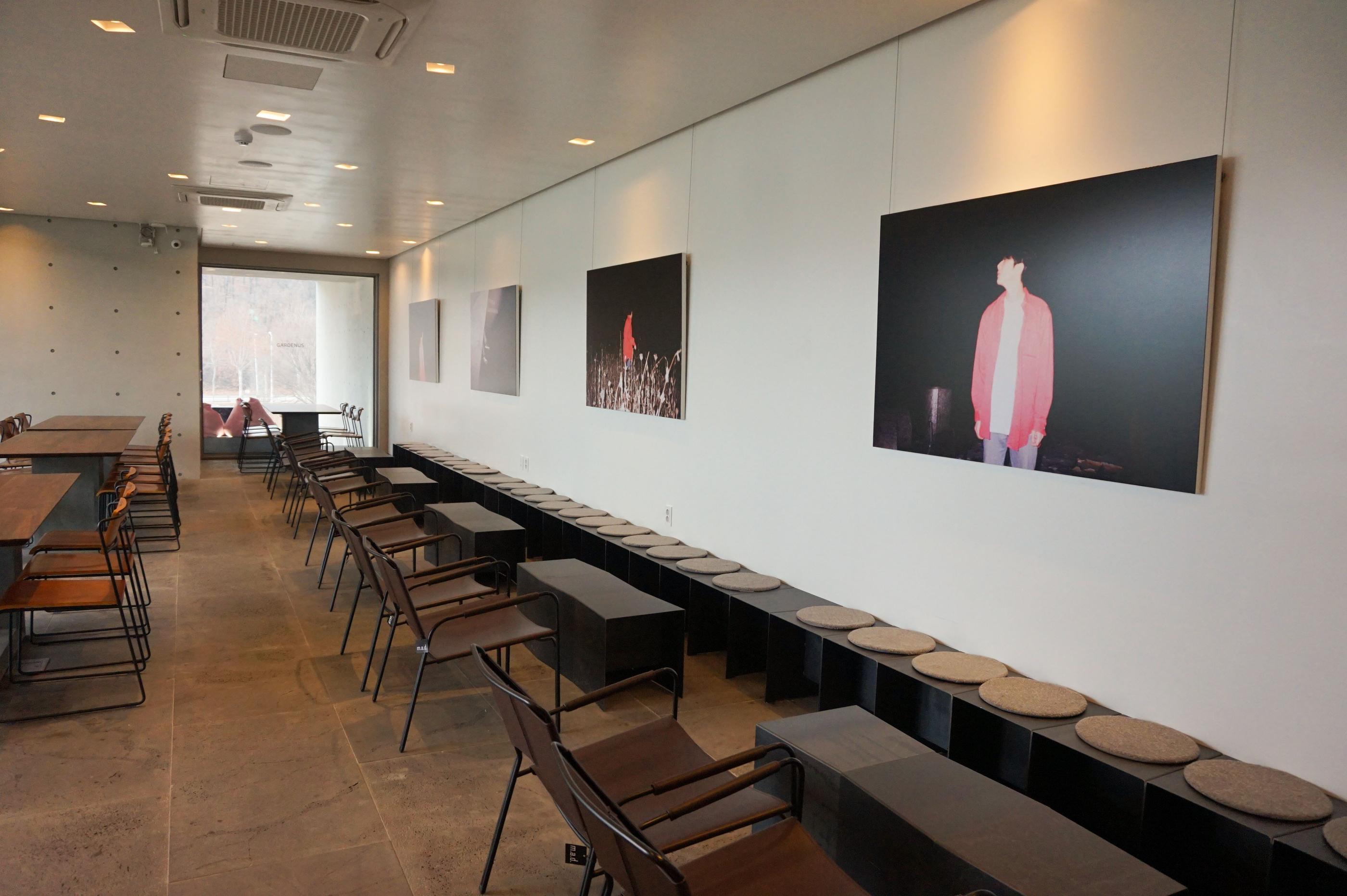 Moderner Ausstellungs- und Sitzbereich im dritten Stock des GARDENUS Café in Paju.