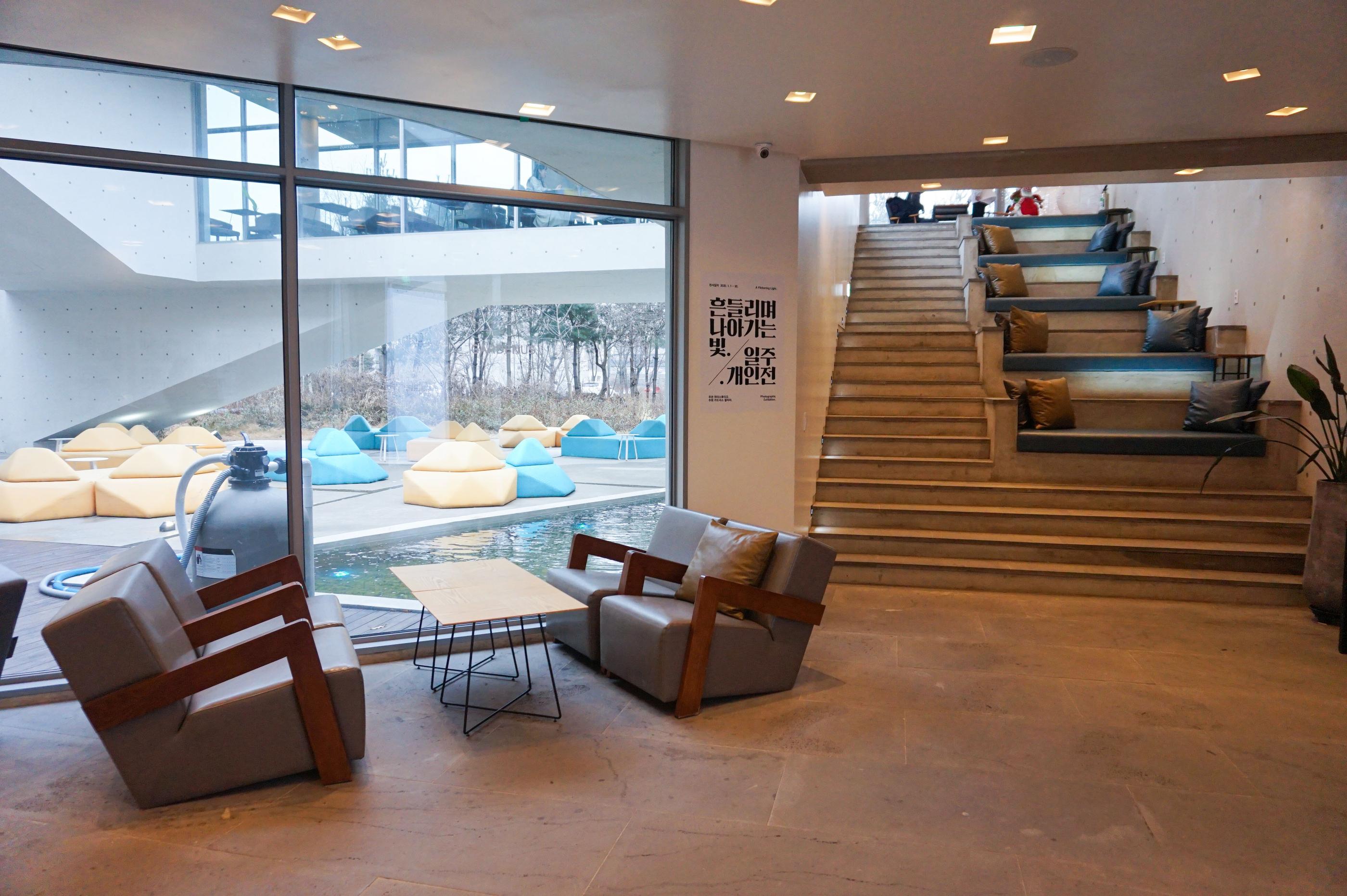 Sofas und Sitzgelegenheiten im stilvollen Interieur des GARDENUS Cafés in Paju.