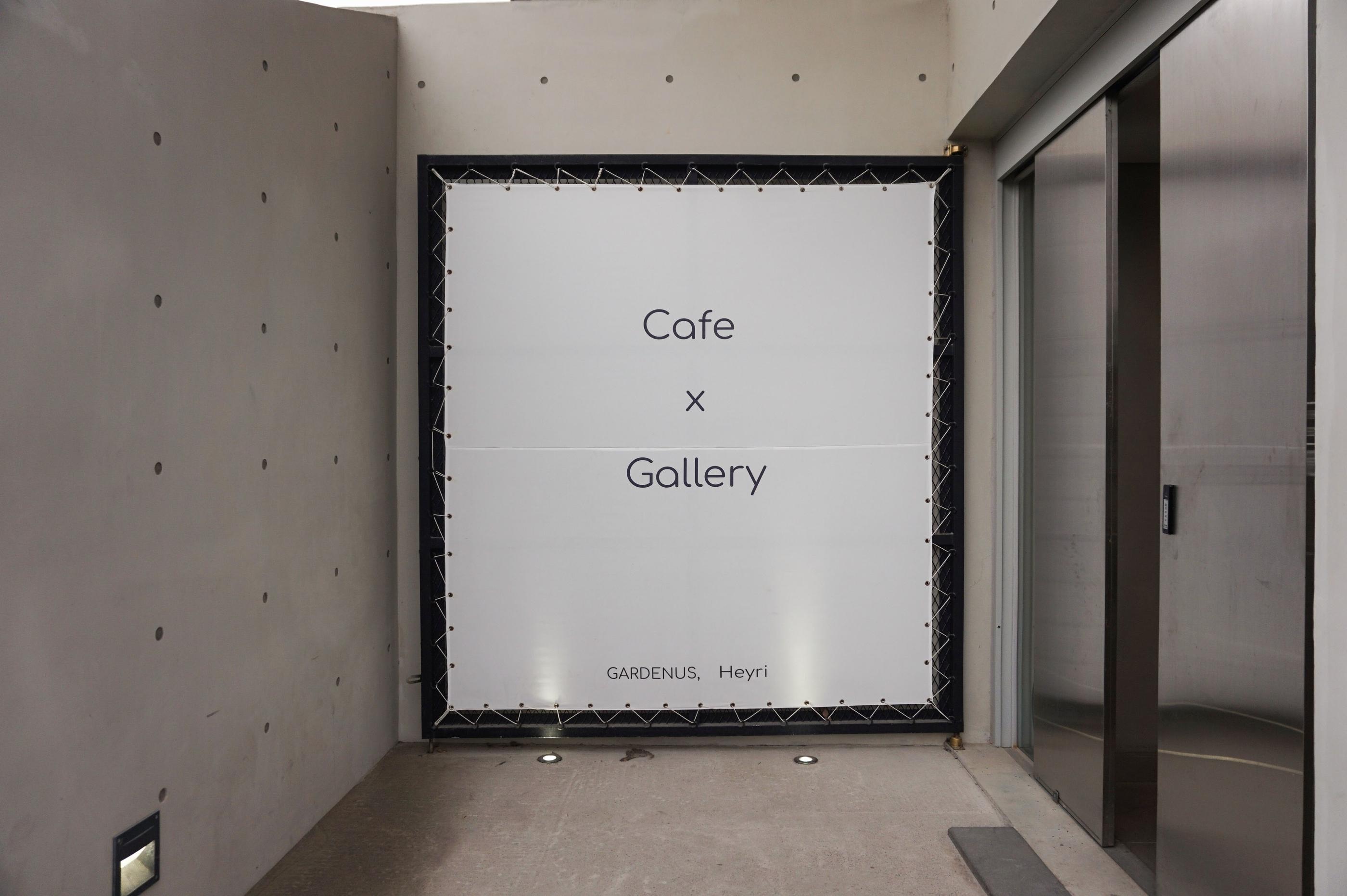 Komfortable und einladende Außensitzplätze im GARDENUS Café, geeignet für Gruppen.