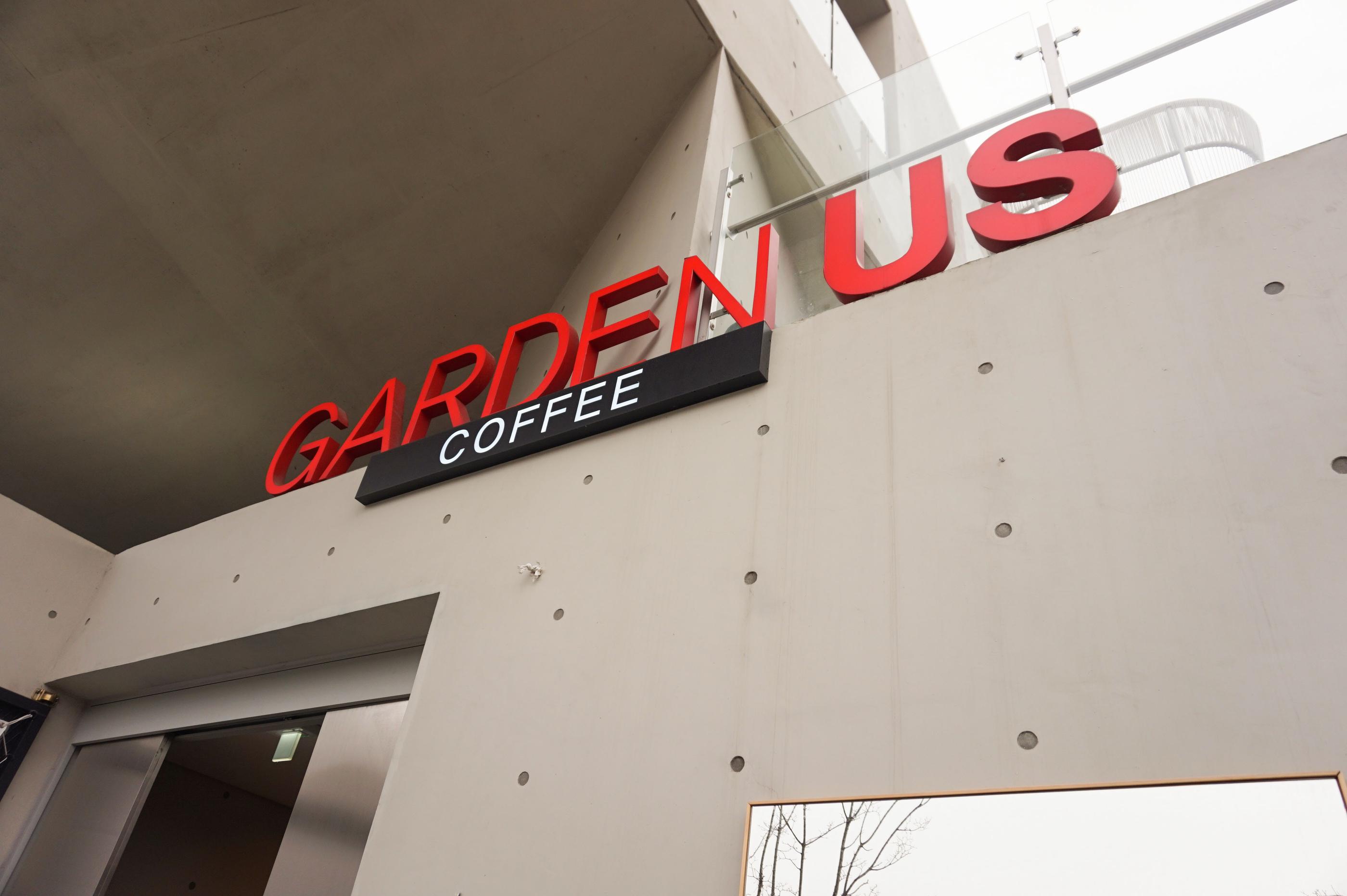 Vielseitige komfortable Sitzecken im GARDENUS Café Paju, ideal für künstlerischen Genuss.