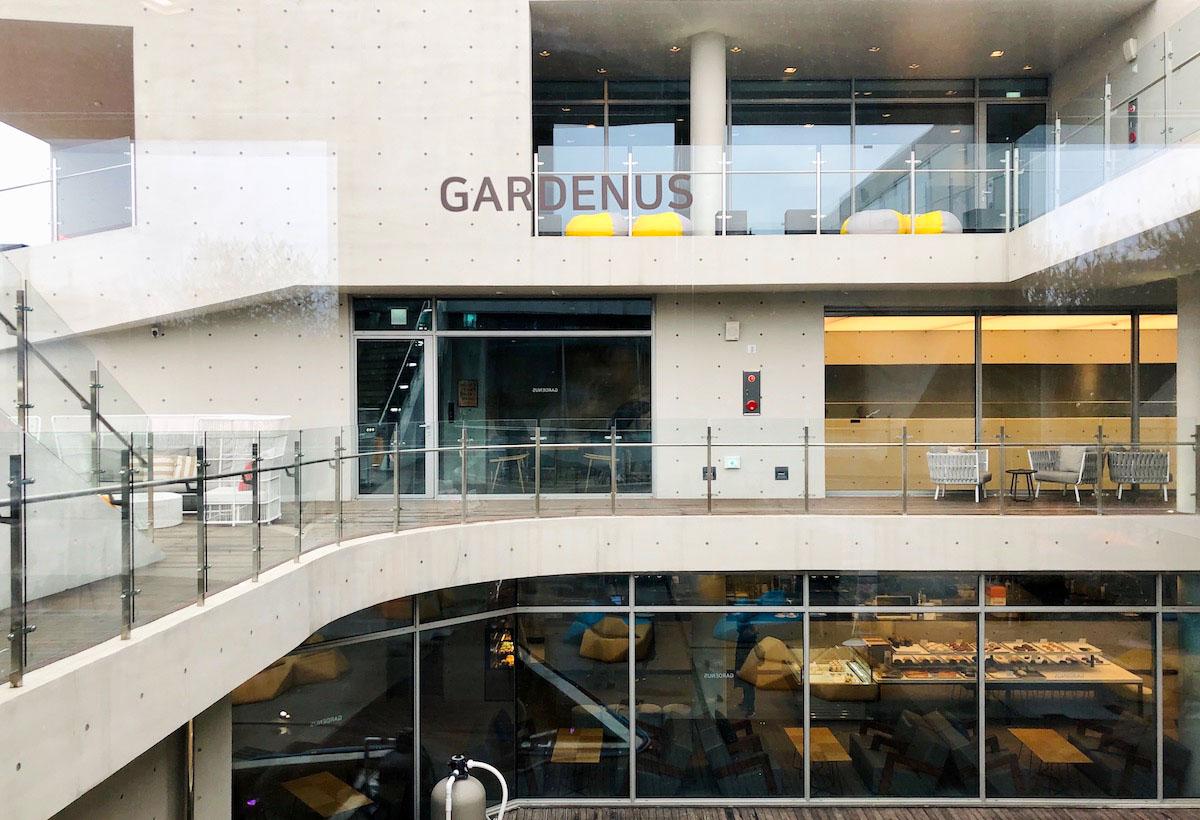 Farbenfrohe Sitzecken im GARDENUS in Paju, die eine entspannte Atmosphäre schaffen.