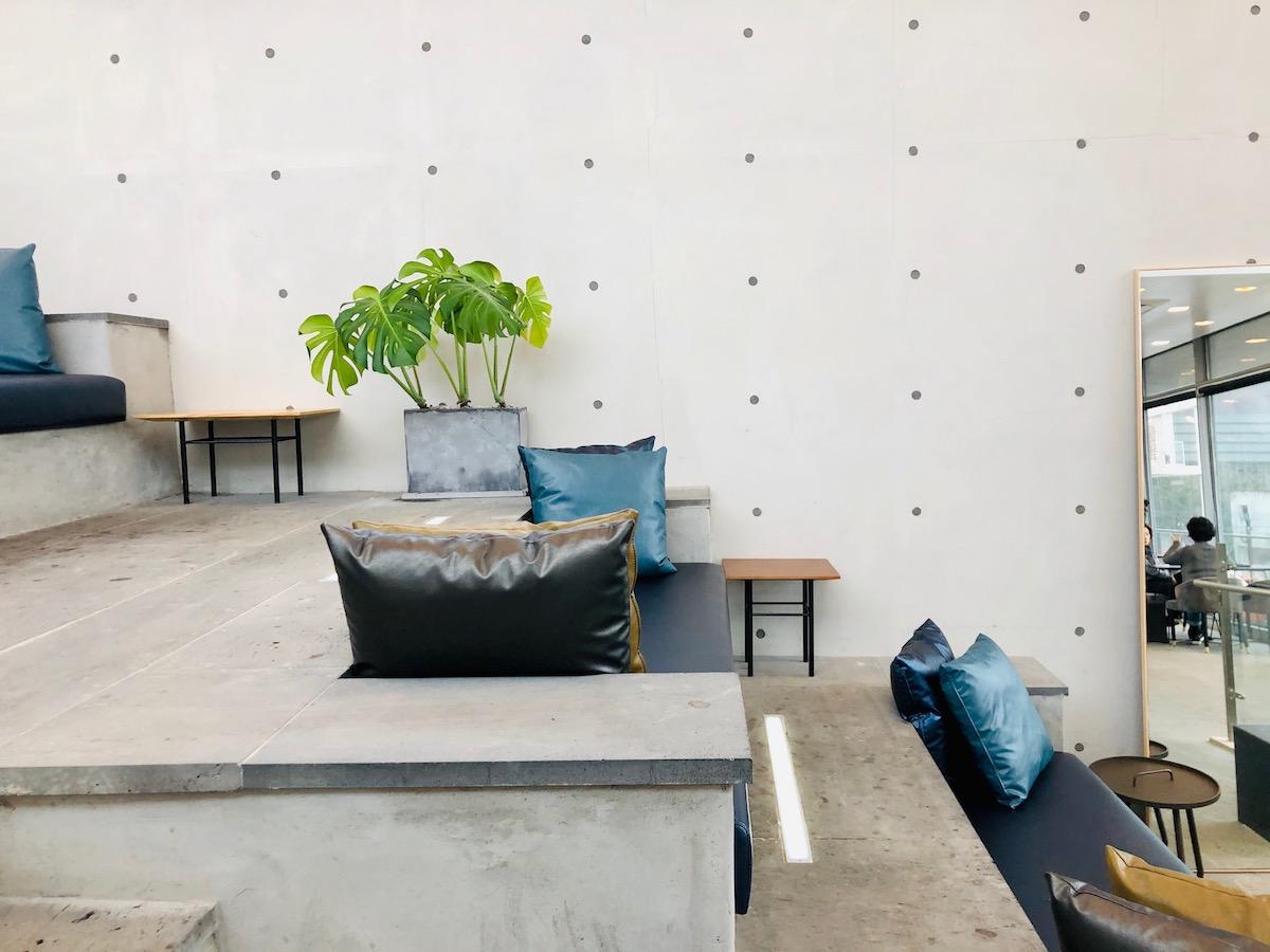 Elegantes und modernes Design im GARDENUS Café in Paju mit grauen Wänden und gemütlichen Sitzbereichen.