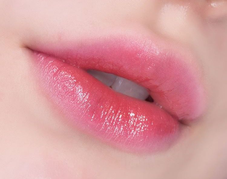 การทาปากแบบ Glossy Lips ที่เพิ่มความเงางามให้ริมฝีปากโดยใช้ลิปสติกและกลอสสนับสนุน