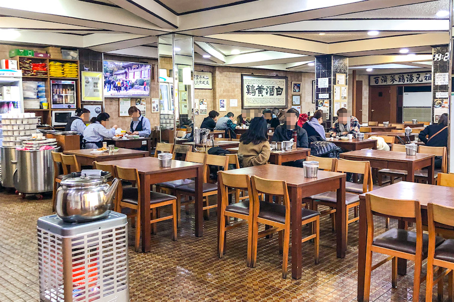 明洞百济参鸡汤餐厅内部宽敞明亮，简单朴实的装潢，吸引当地居民和游客光顾，品尝正宗的韩国参鸡汤。