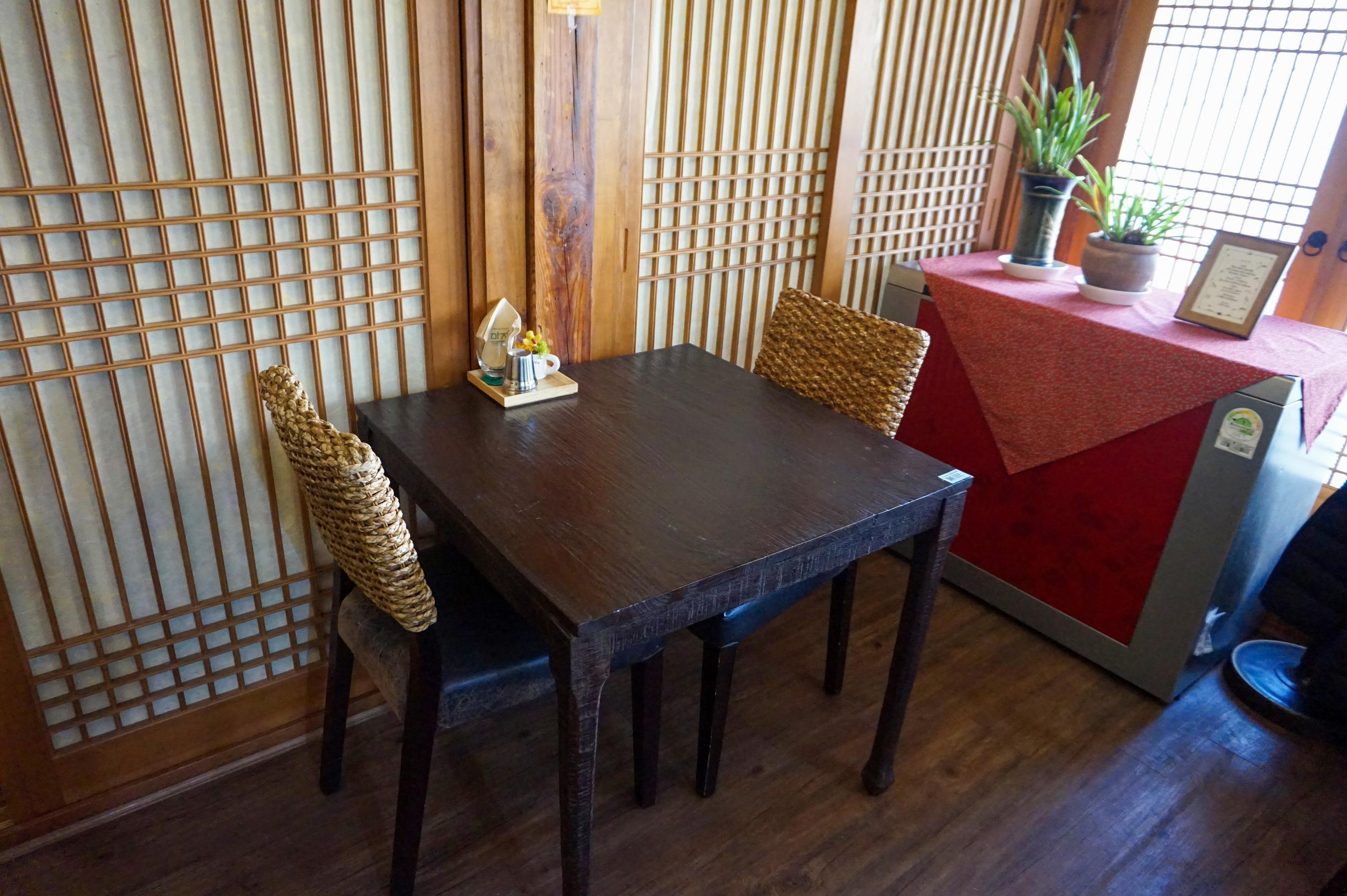 レストラン「マジ」の内装、伝統的な雰囲気が漂う木製のテーブルと椅子。