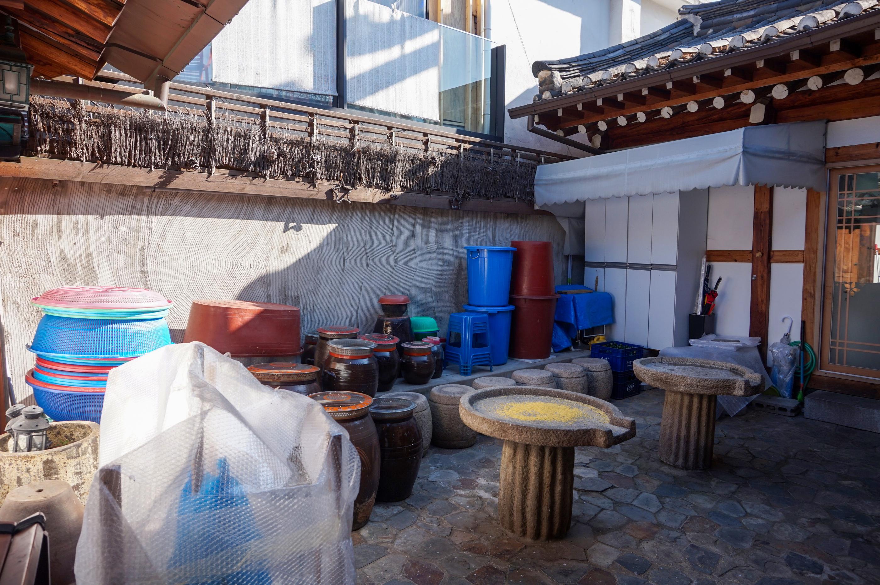 Comida coreana para vegetarianos! Comida de templo dentro de un hermoso restaurante hanok.