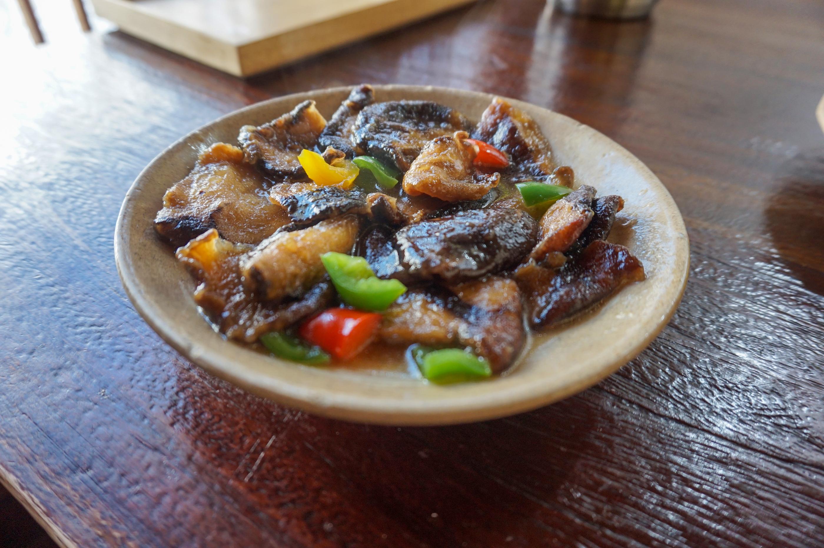 ¡Comida coreana para vegetarianos! Comida de templo dentro de un hermoso restaurante hanok.