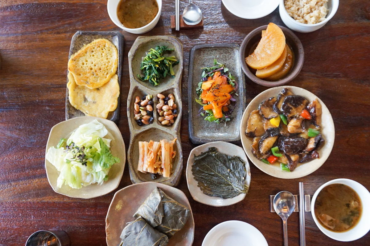 Maji餐廳的精緻韓國定食，提供色彩豐富的小菜和主菜。