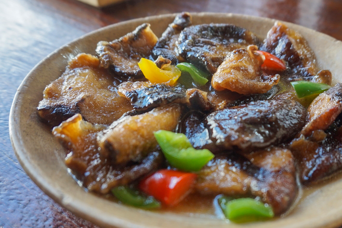 Maji素食餐廳的糖醋蘑菇，色彩鮮豔的甜酸美味菜餚。