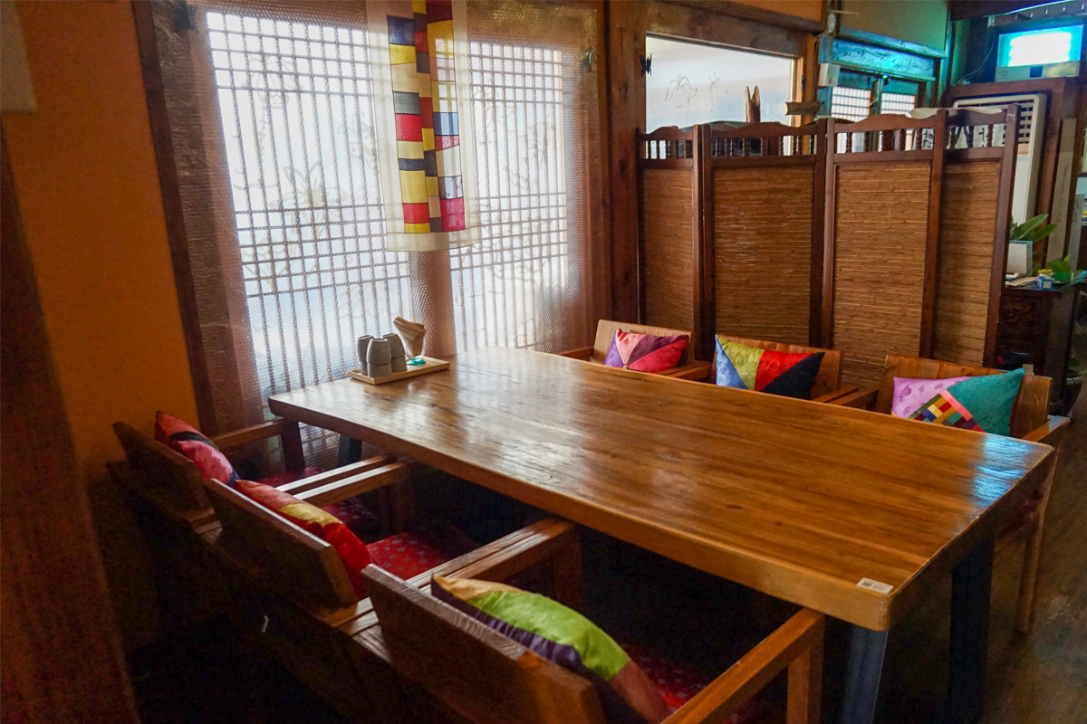 Maji餐廳內的多人座位區，提供舒適的用餐環境。