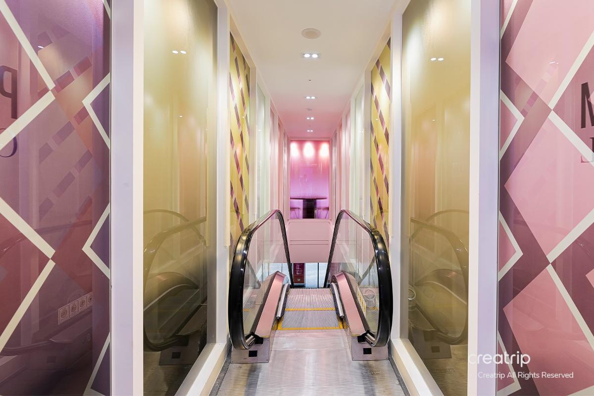 麗芬聚PPEUM診所入口的電視牆,吸引人的設計風格。