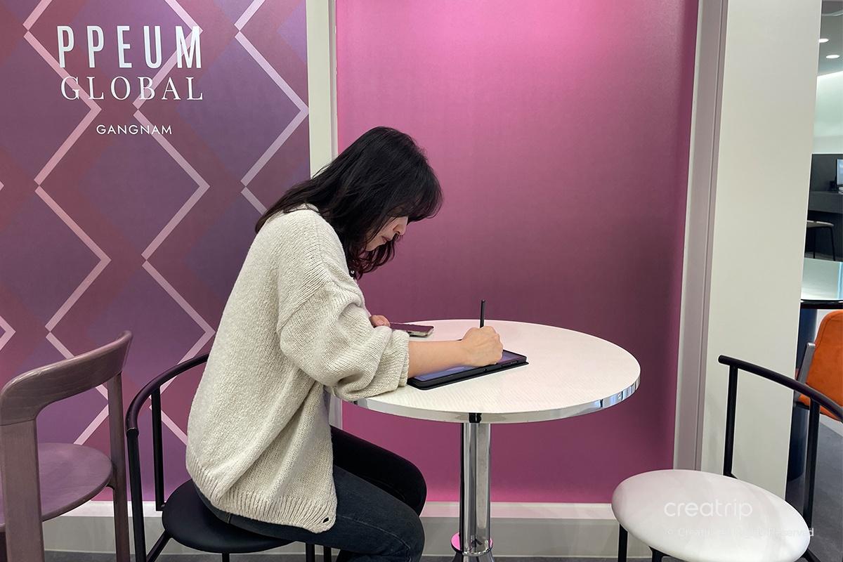 在麗芬聚PPEUM江南店填寫手術同意書,確保流程順暢。